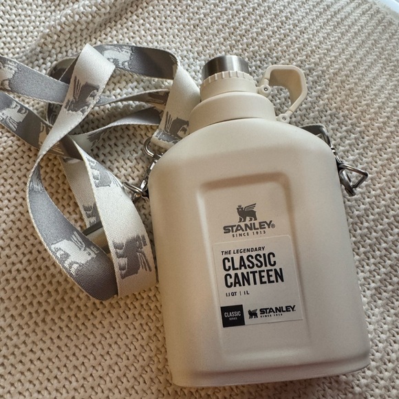 Stanley Classic Canteen in Cream - Picture 1 of 9